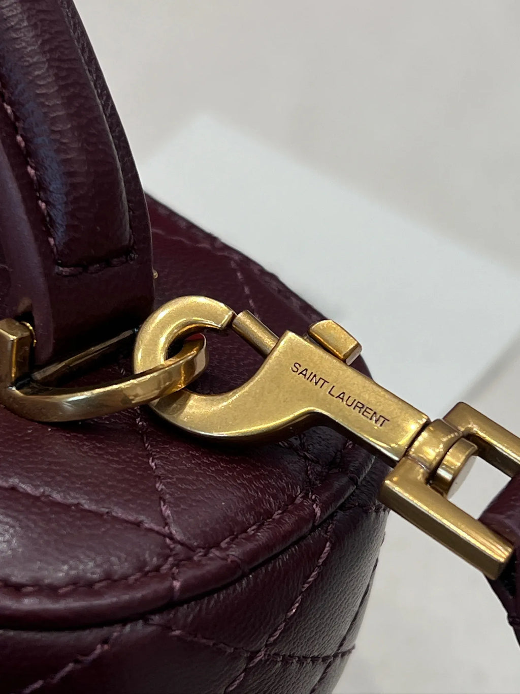 KONE ROUNT ROUNT Lambskin Shoulder Strap Clutch Bag Cabernet Sauvignon Red