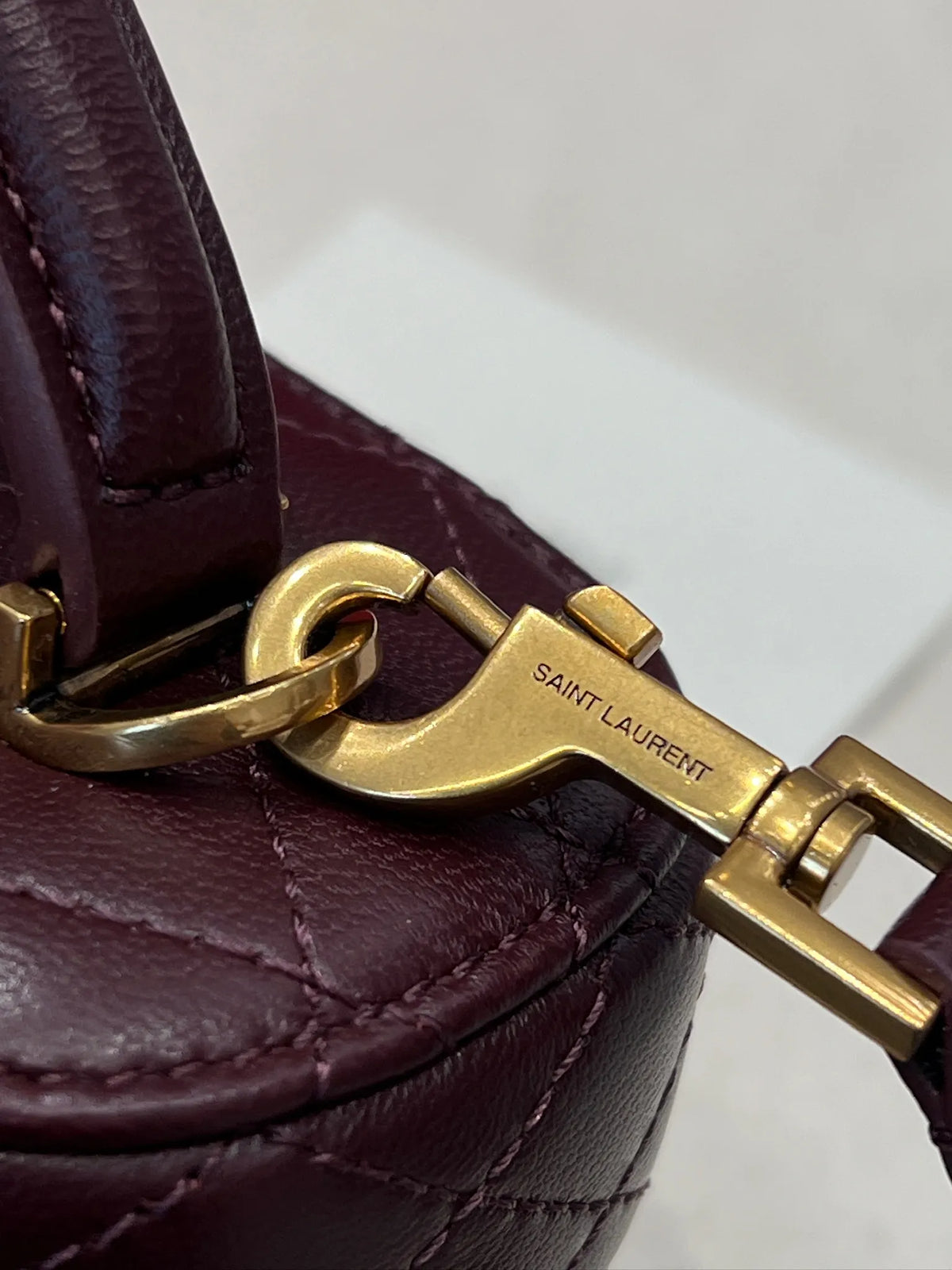 KONE ROUNT ROUNT Lambskin Shoulder Strap Clutch Bag Cabernet Sauvignon Red
