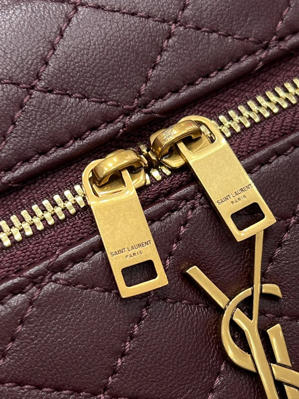KONE ROUNT ROUNT Lambskin Shoulder Strap Clutch Bag Cabernet Sauvignon Red