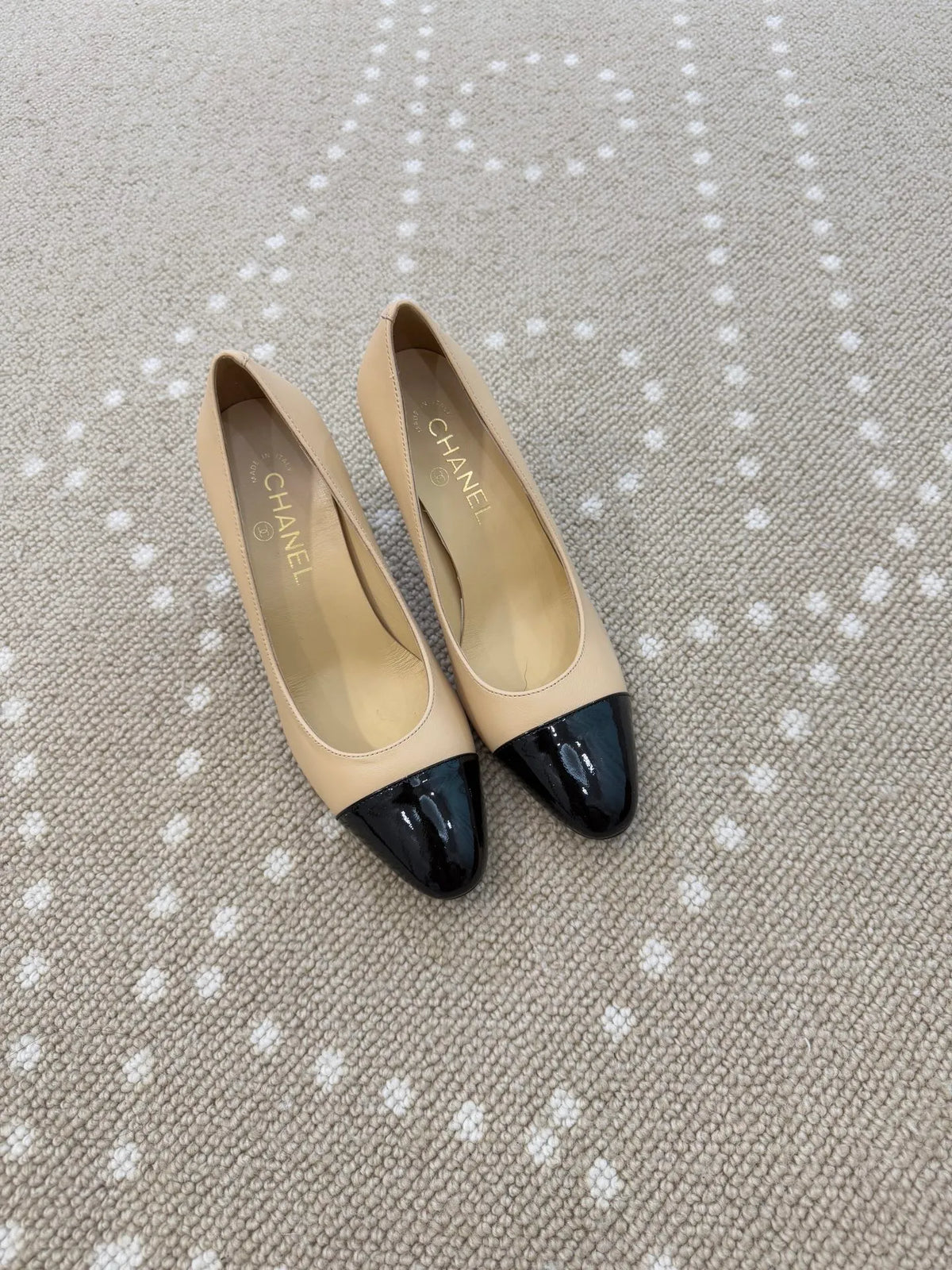 Lambskin Apple Accent 3.1 in Heels 246507
