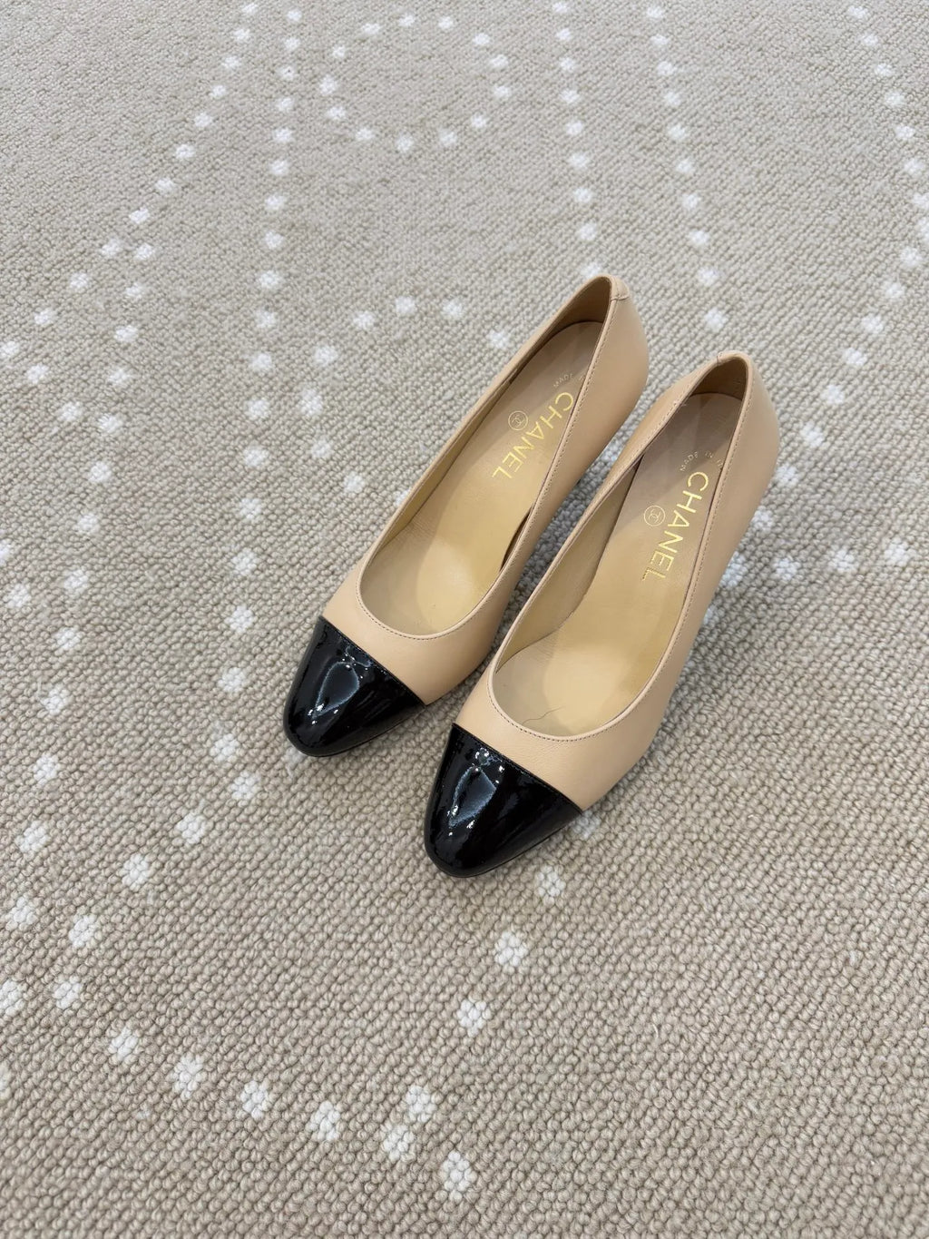 Lambskin Apple Accent 3.1 in Heels 246507
