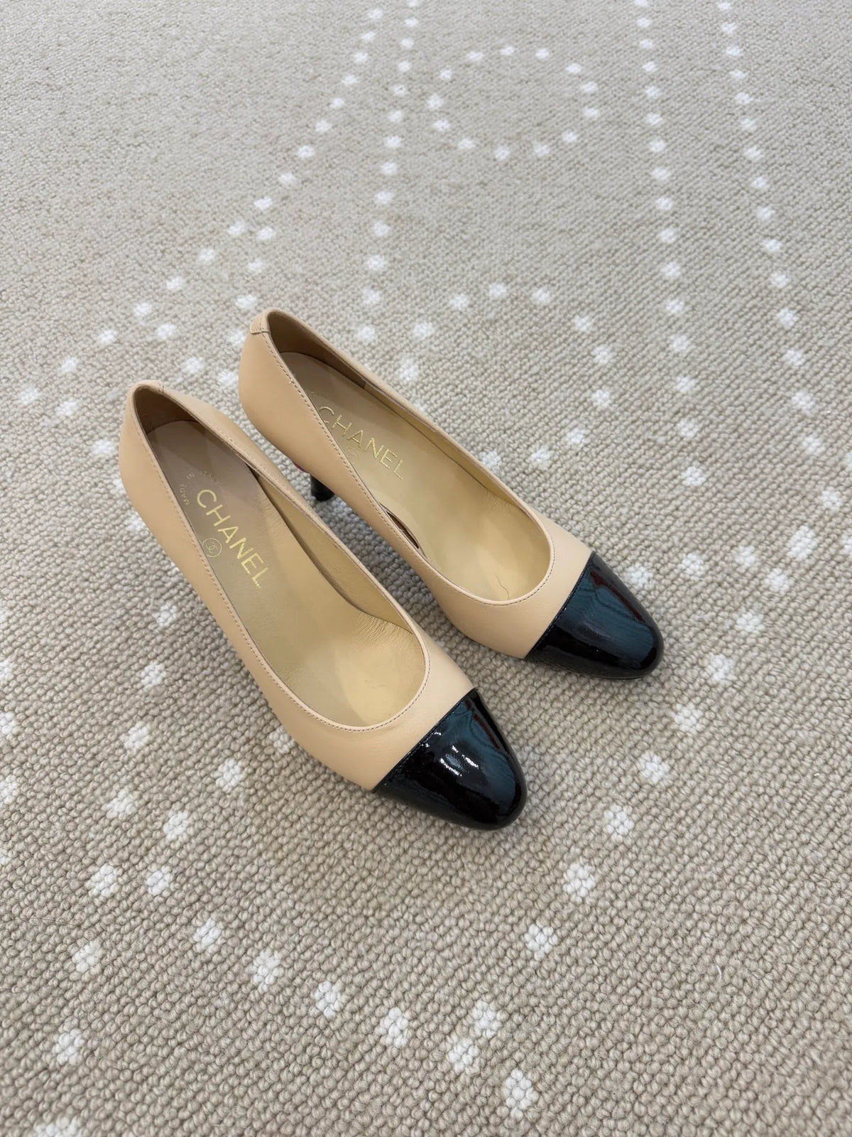 Lambskin Apple Accent 3.1 in Heels 246507