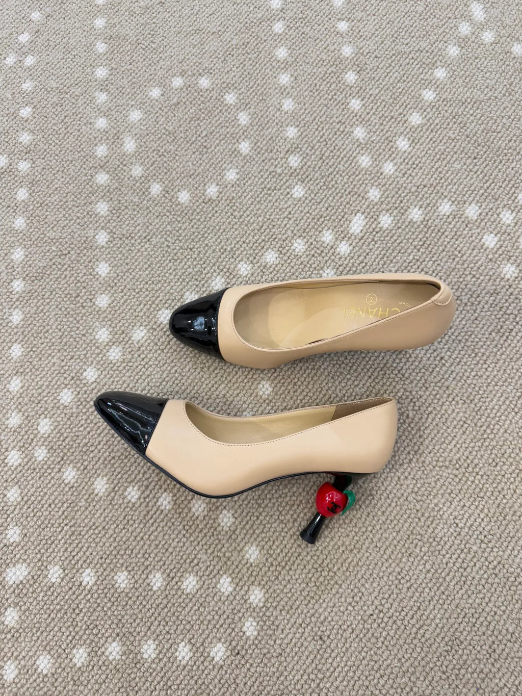 Lambskin Apple Accent 3.1 in Heels 246507