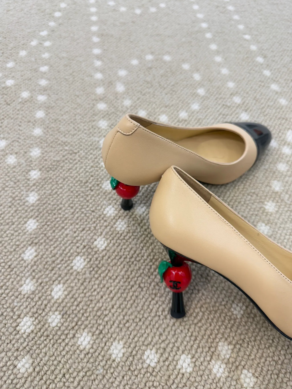 Lambskin Apple Accent 3.1 in Heels 246507