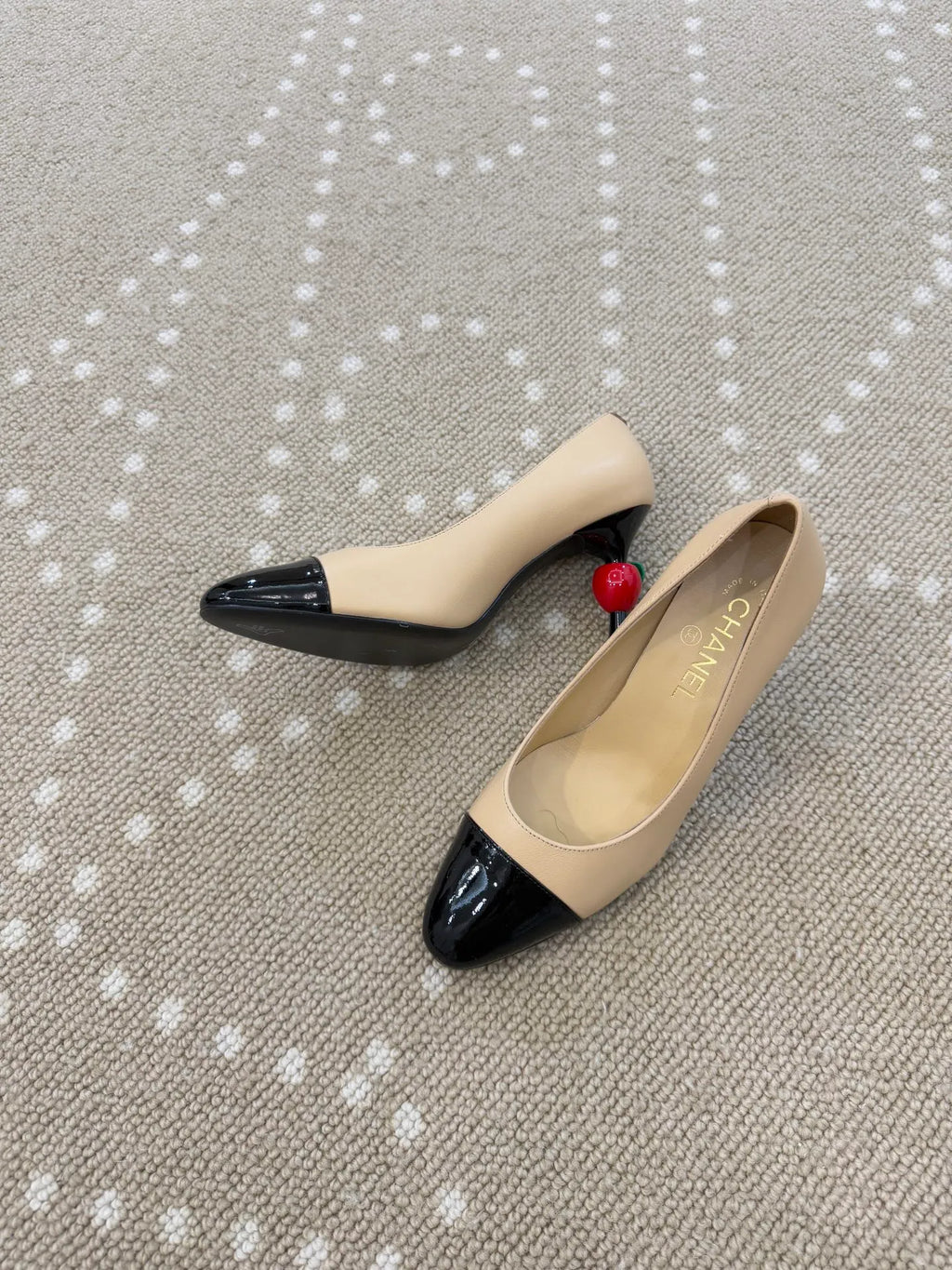 Lambskin Apple Accent 3.1 in Heels 246507