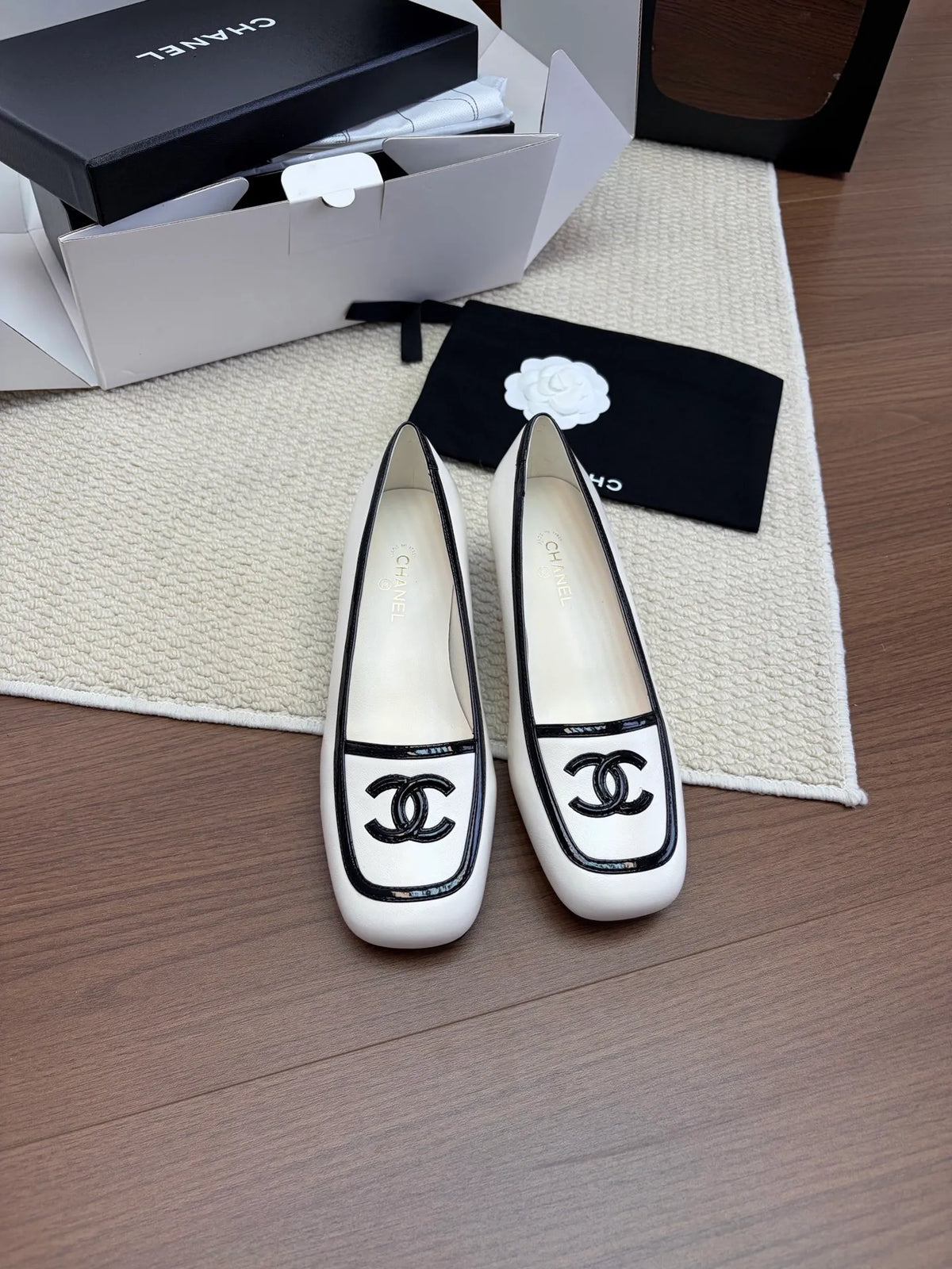 Lambskin Patent Leather Square Toe Heels 255283