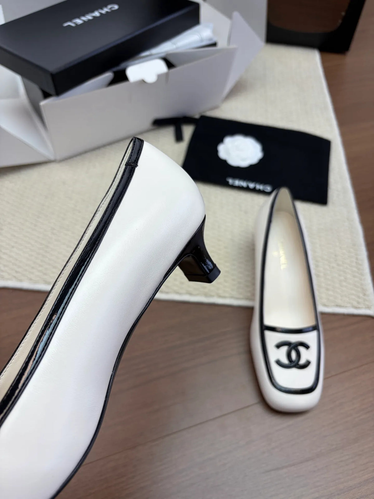 Lambskin Patent Leather Square Toe Heels 255283