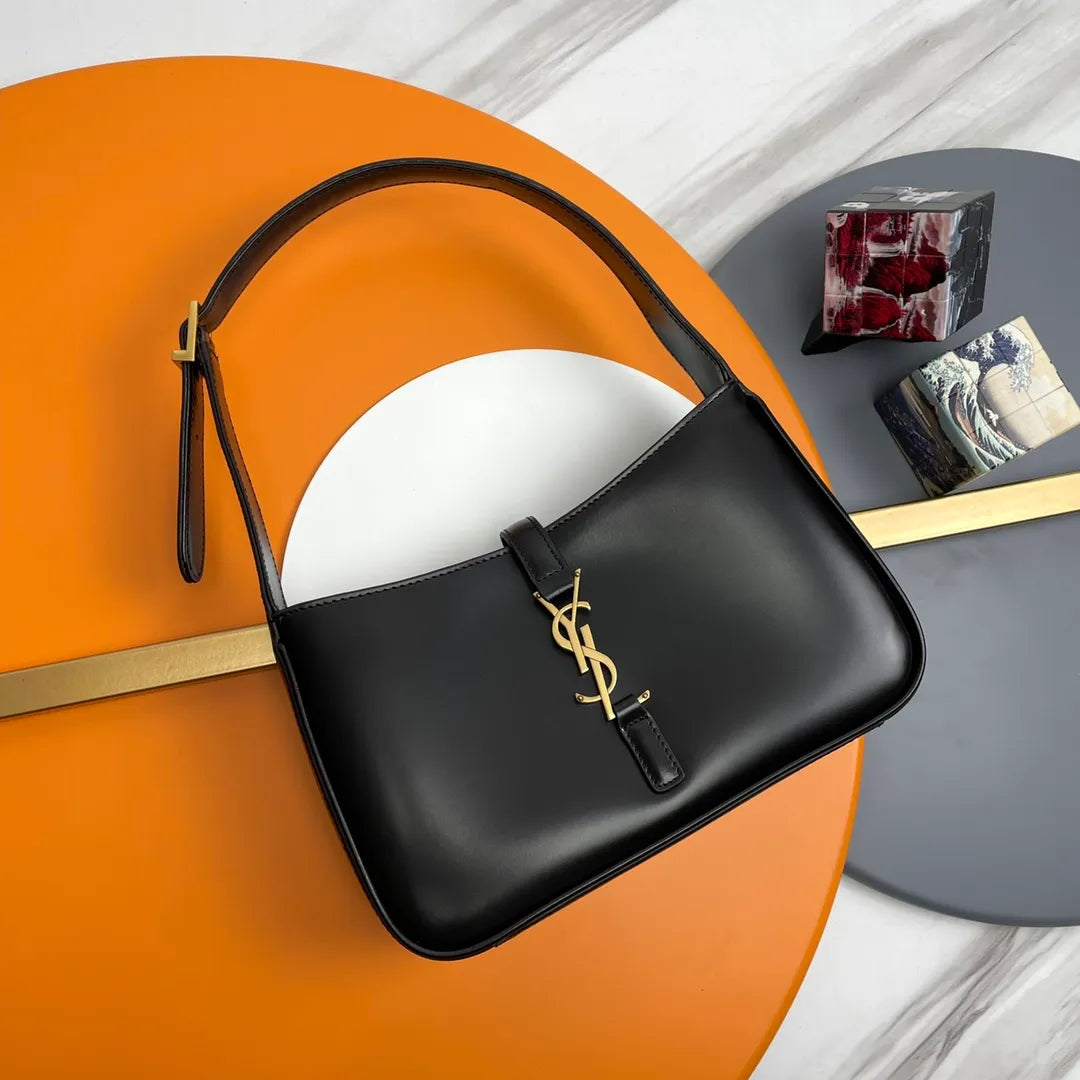 Le 5 à 7 9.8 in Plain Cowhide Shoulder Bag 657228.Zx