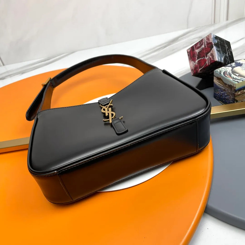 Le 5 à 7 9.8 in Plain Cowhide Shoulder Bag 657228.Zx