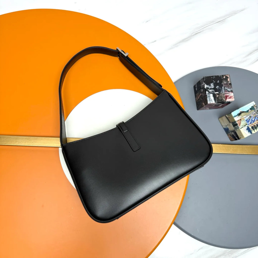 Le 5 à 7 9.8 in Smooth Leather Bag 657228.Zx