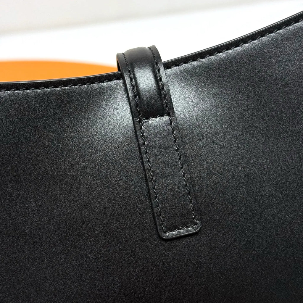Le 5 à 7 9.8 in Smooth Leather Bag 657228.Zx