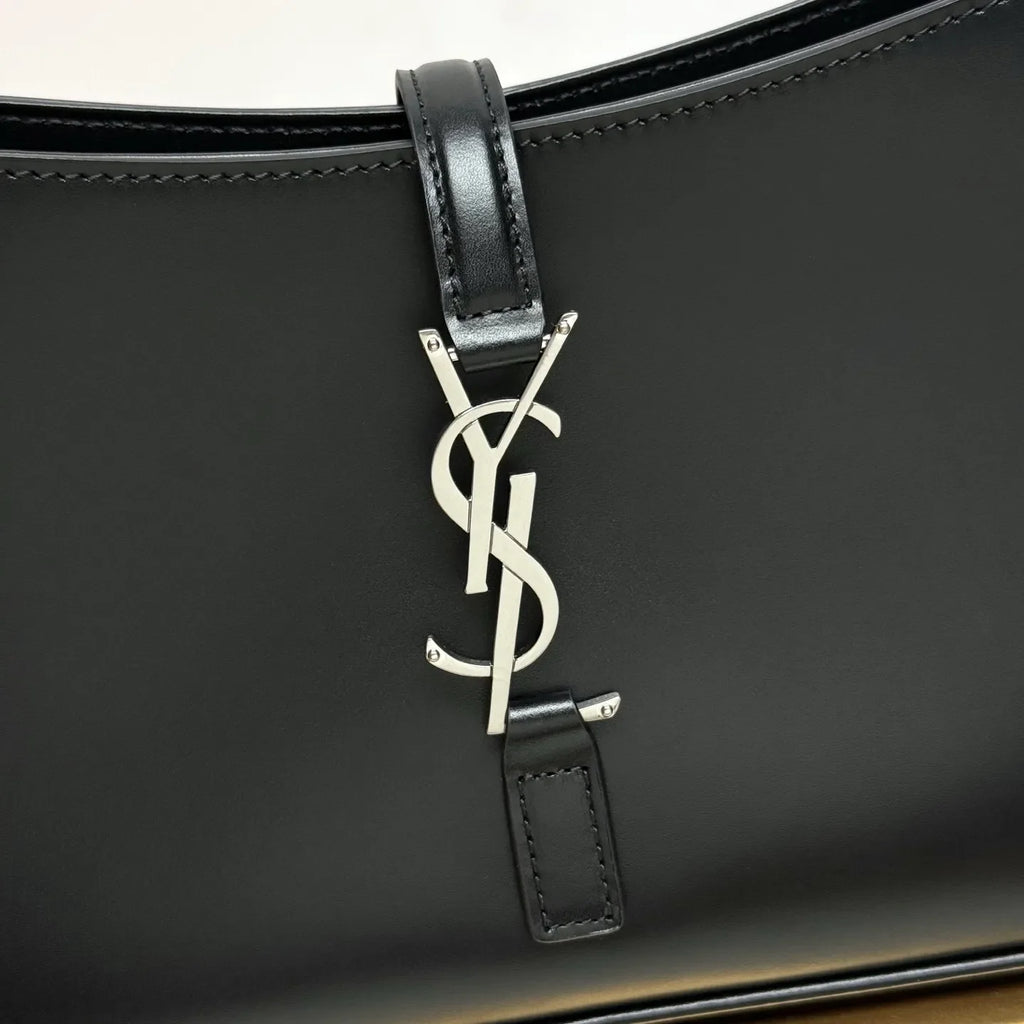 Le 5 à 7 9.8 in Smooth Leather Bag 657228.Zx