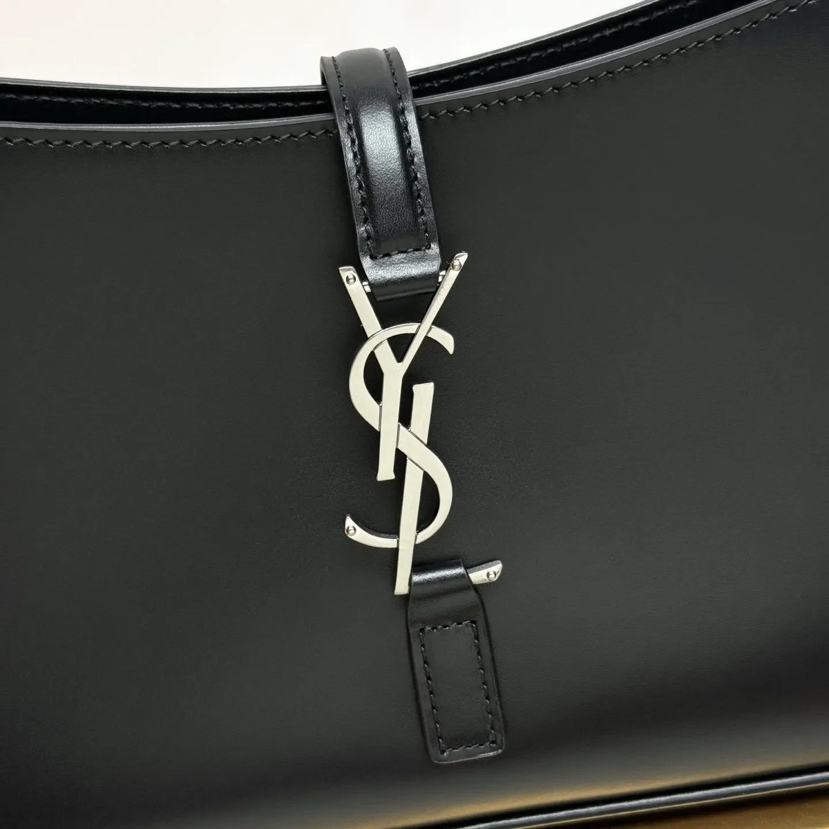 Le 5 à 7 9.8 in Smooth Leather Bag 657228.Zx