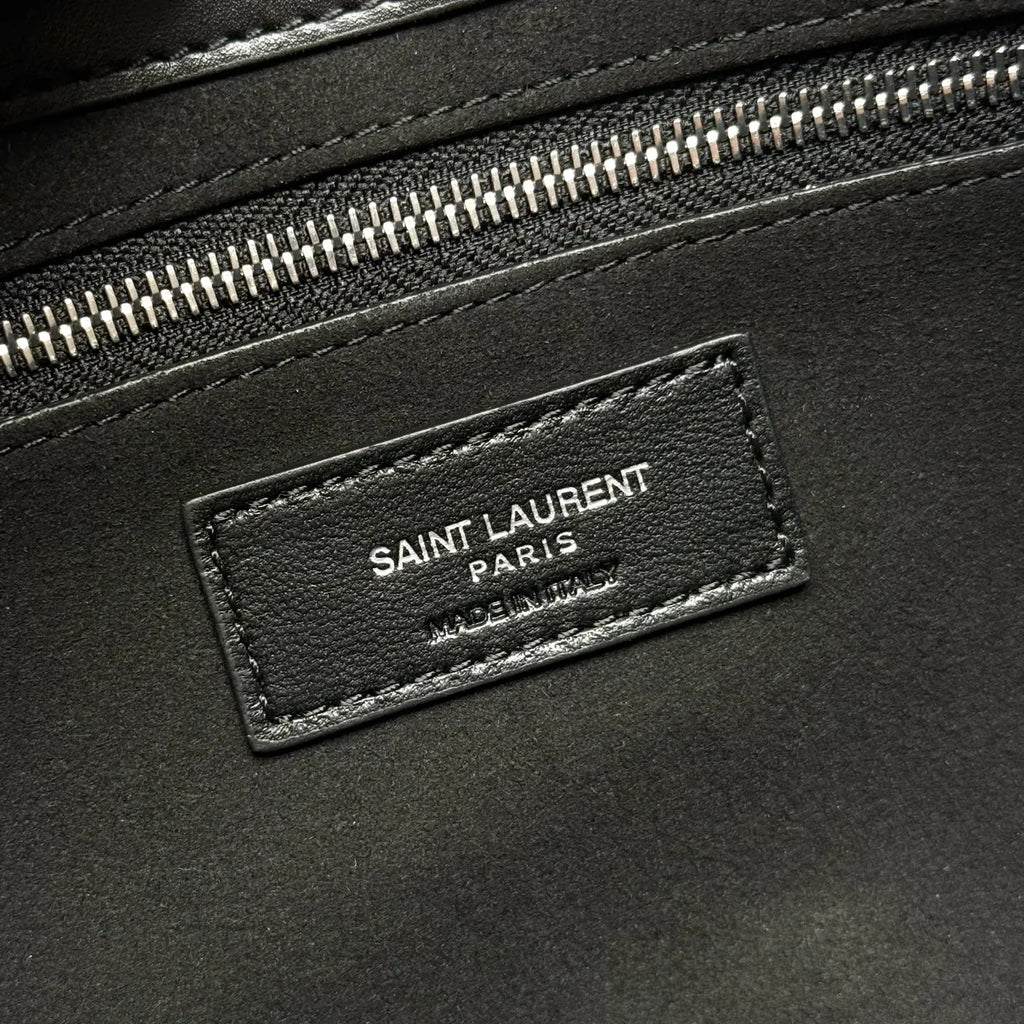 Le 5 à 7 9.8 in Smooth Leather Bag 657228.Zx