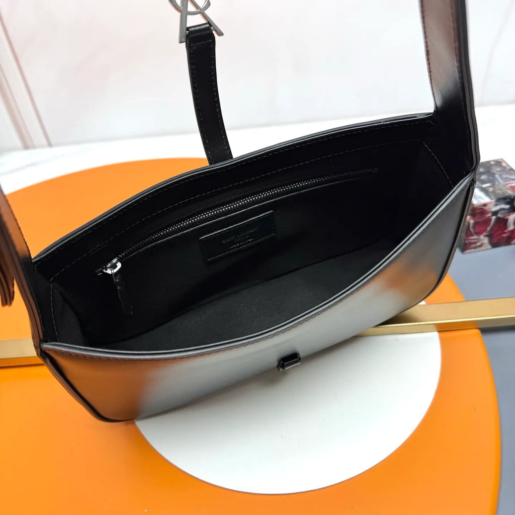 Le 5 à 7 9.8 in Smooth Leather Bag 657228.Zx