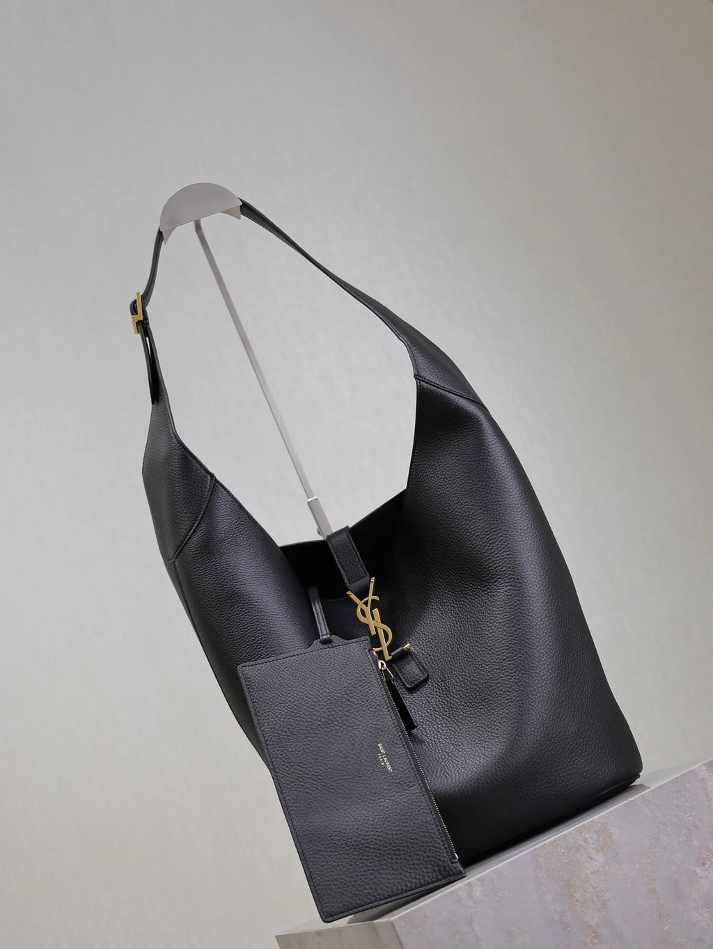LE 5 À 7 Leather 10.2 in Bucket Underarm Bag 753823