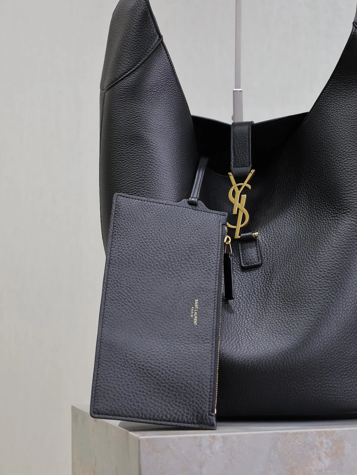 LE 5 À 7 Leather 10.2 in Bucket Underarm Bag 753823