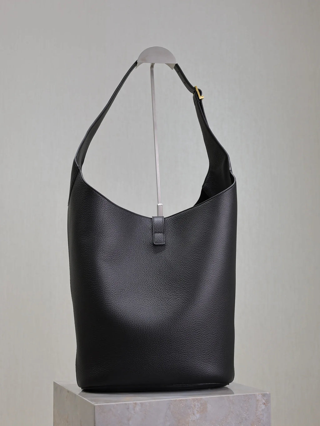LE 5 À 7 Leather 10.2 in Bucket Underarm Bag 753823