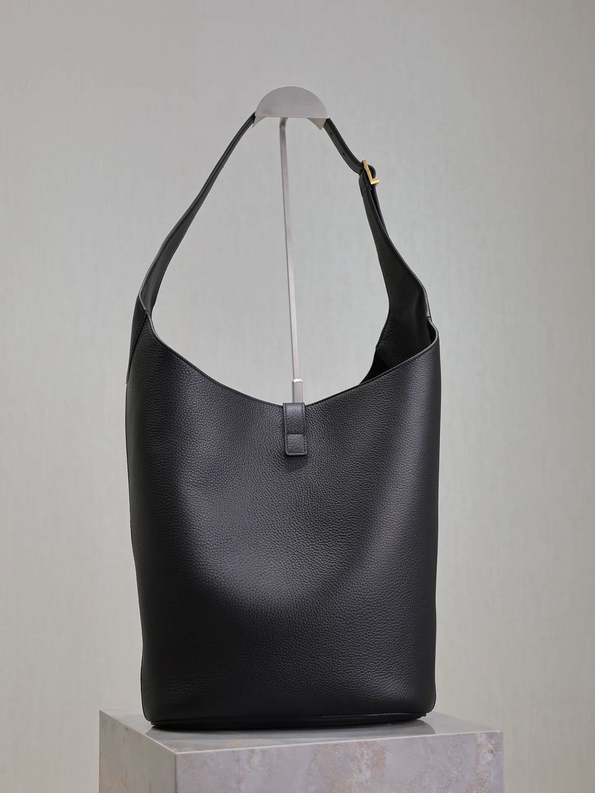LE 5 À 7 Leather 10.2 in Bucket Underarm Bag 753823
