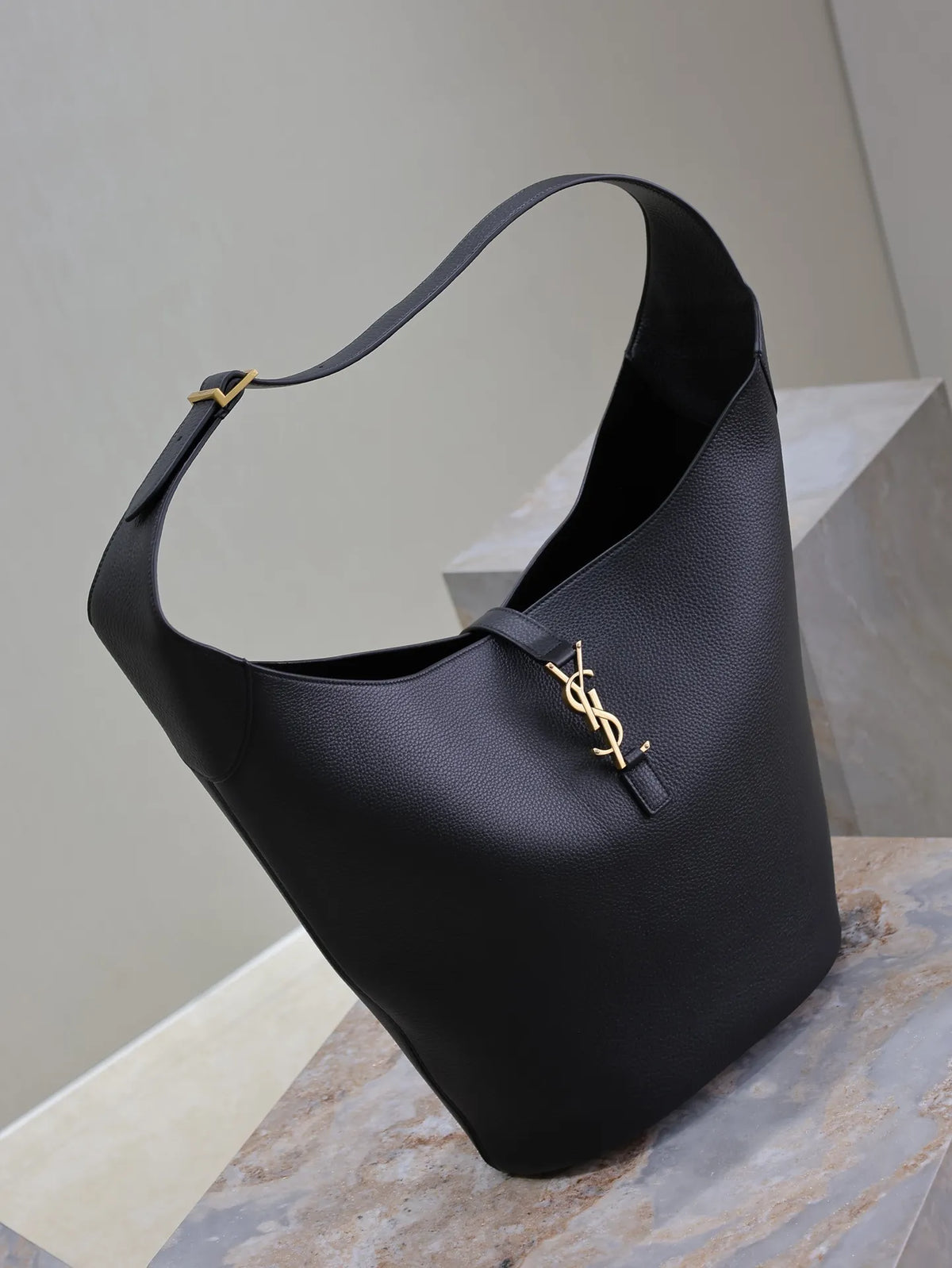 LE 5 À 7 Leather 10.2 in Bucket Underarm Bag 753823