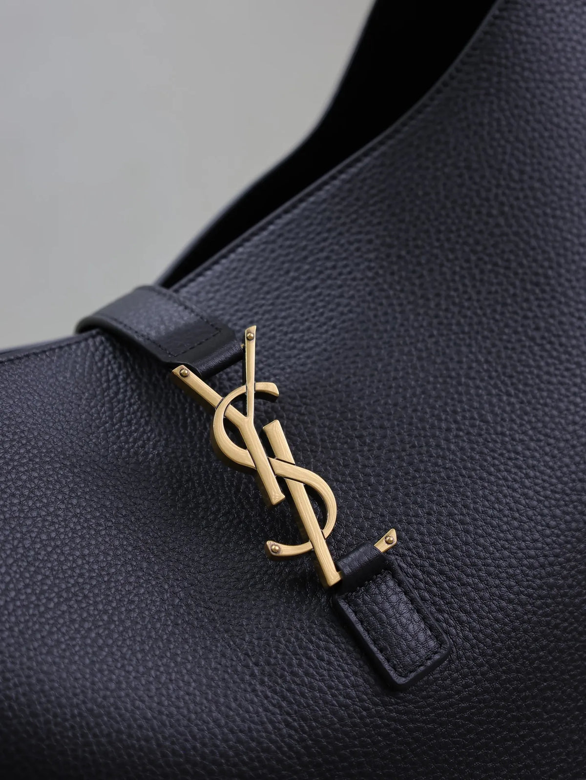 LE 5 À 7 Leather 10.2 in Bucket Underarm Bag 753823