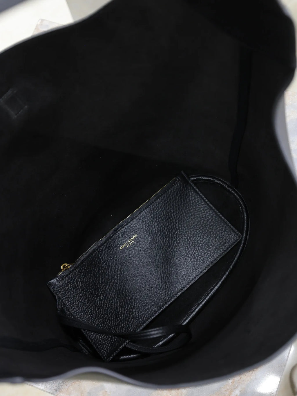 LE 5 À 7 Leather 10.2 in Bucket Underarm Bag 753823