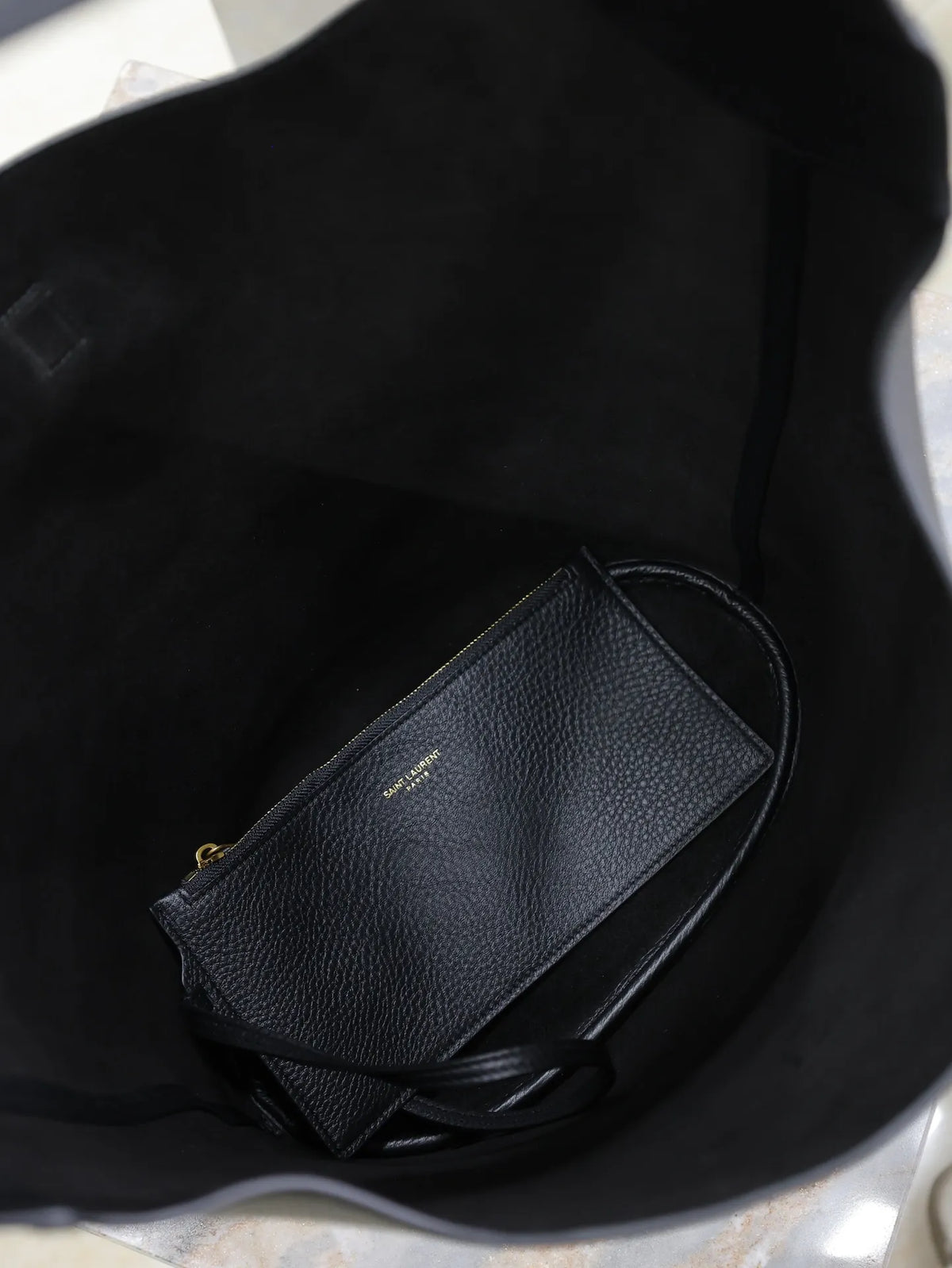 LE 5 À 7 Leather 10.2 in Bucket Underarm Bag 753823