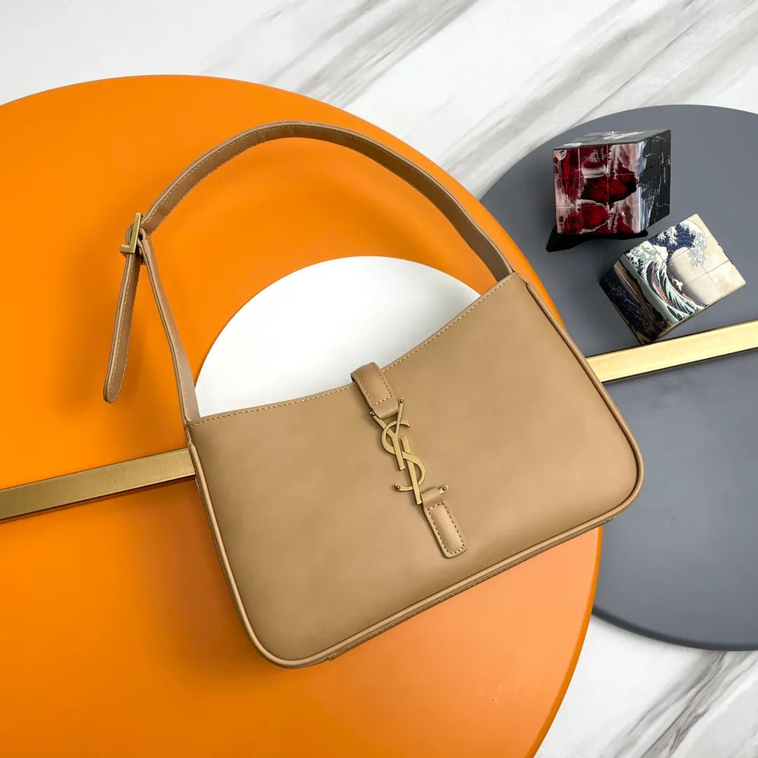 LE 5 À 7 Leather 9.8 in Underarm Bag 657228.Zx