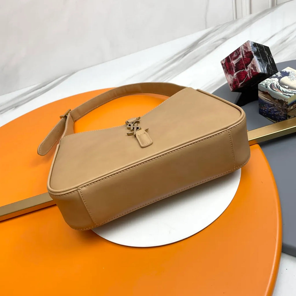 LE 5 À 7 Leather 9.8 in Underarm Bag 657228.Zx