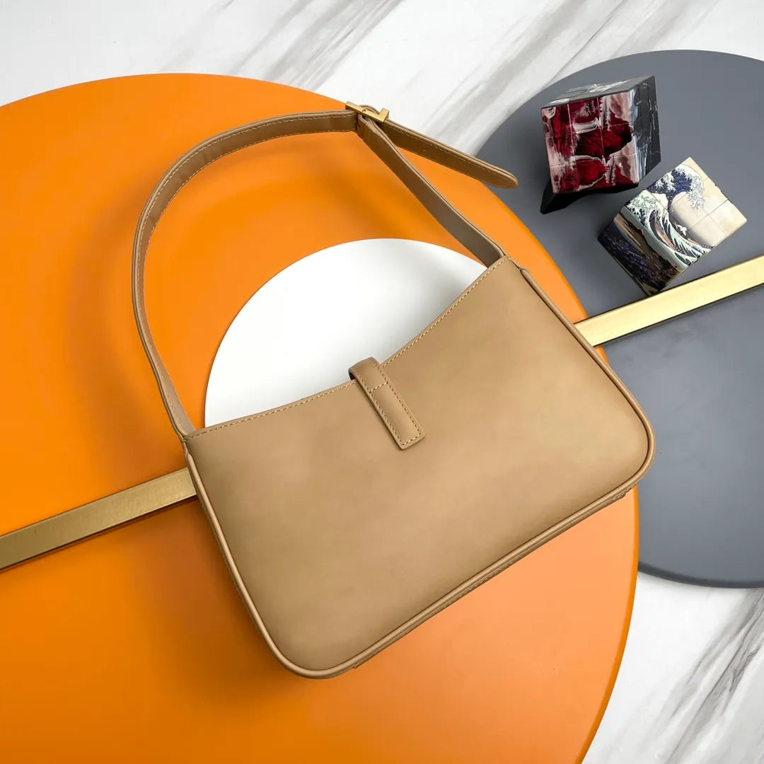LE 5 À 7 Leather 9.8 in Underarm Bag 657228.Zx