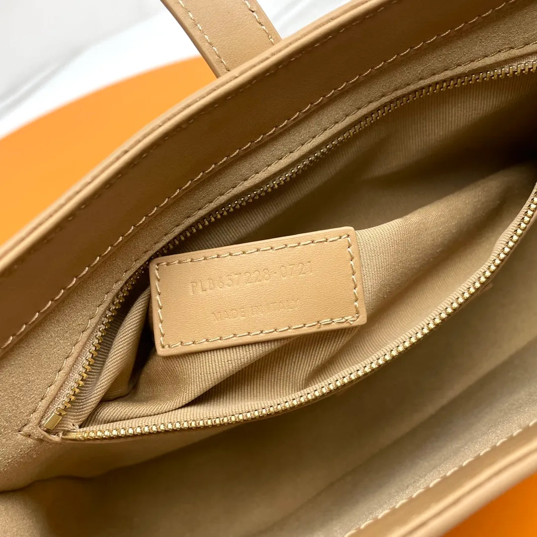LE 5 À 7 Leather 9.8 in Underarm Bag 657228.Zx