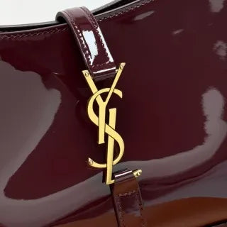 LE 5 À 7 Patent Leather 9.6 in Shoulder Bag 657228
