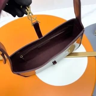 LE 5 À 7 Patent Leather 9.6 in Shoulder Bag 657228