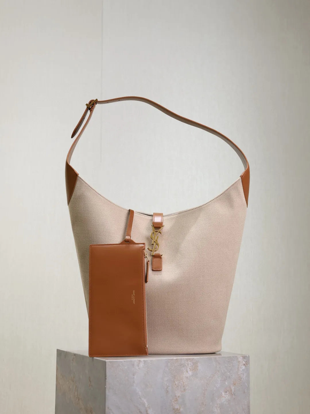 LE 5À7 10.2 in Leather and Cotton-Linen Bucket Bag 753823