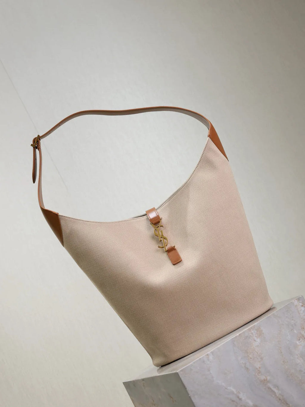 LE 5À7 10.2 in Leather and Cotton-Linen Bucket Bag 753823
