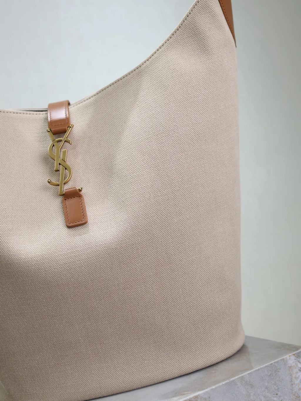 LE 5À7 10.2 in Leather and Cotton-Linen Bucket Bag 753823