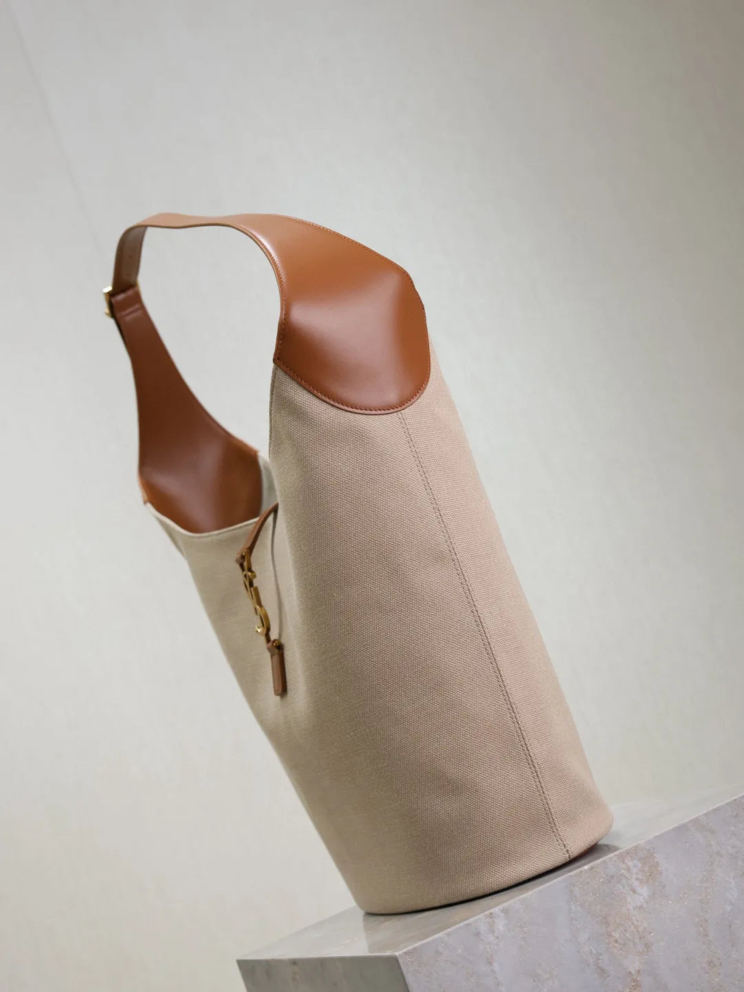 LE 5À7 10.2 in Leather and Cotton-Linen Bucket Bag 753823