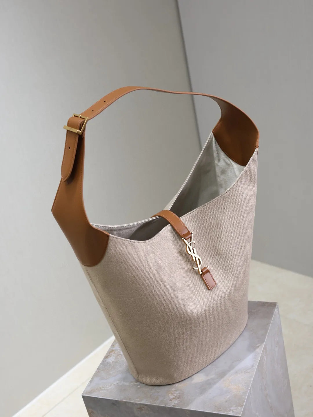 LE 5À7 10.2 in Leather and Cotton-Linen Bucket Bag 753823