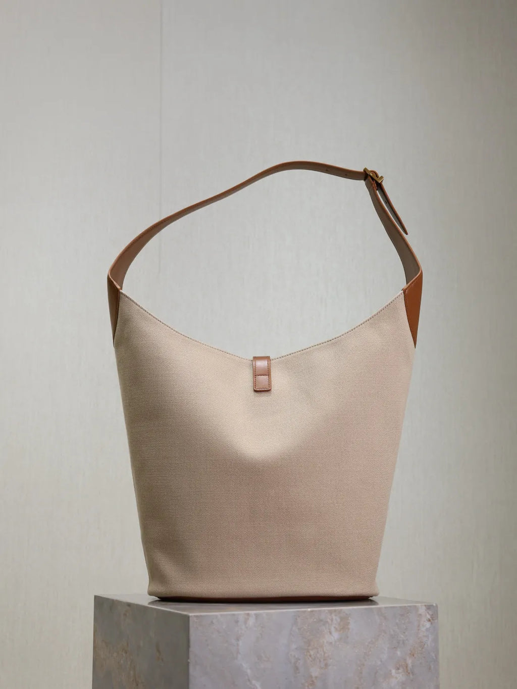 LE 5À7 10.2 in Leather and Cotton-Linen Bucket Bag 753823
