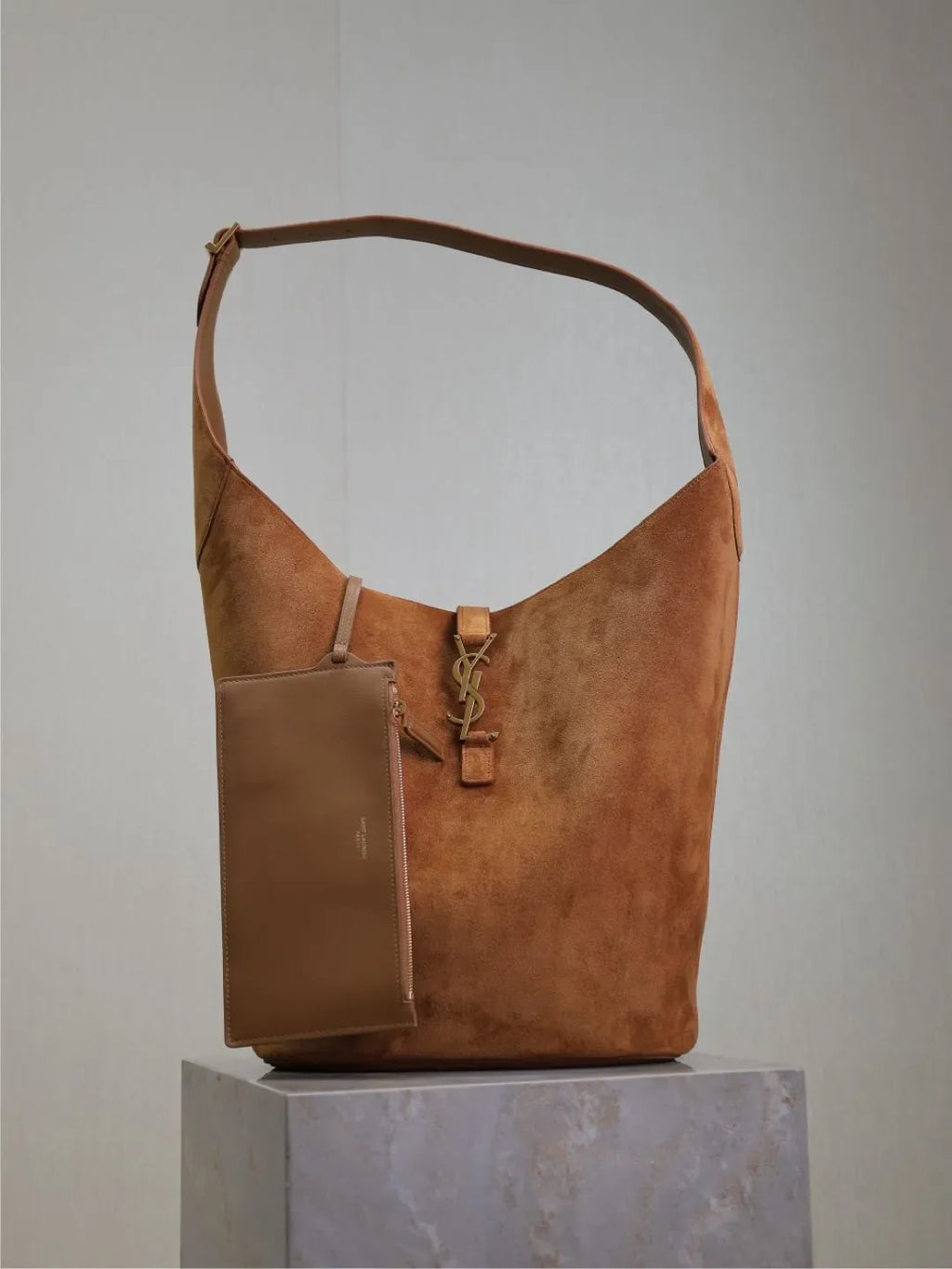LE 5À7 Large 12.4 in Suede Bucket Bag 753823