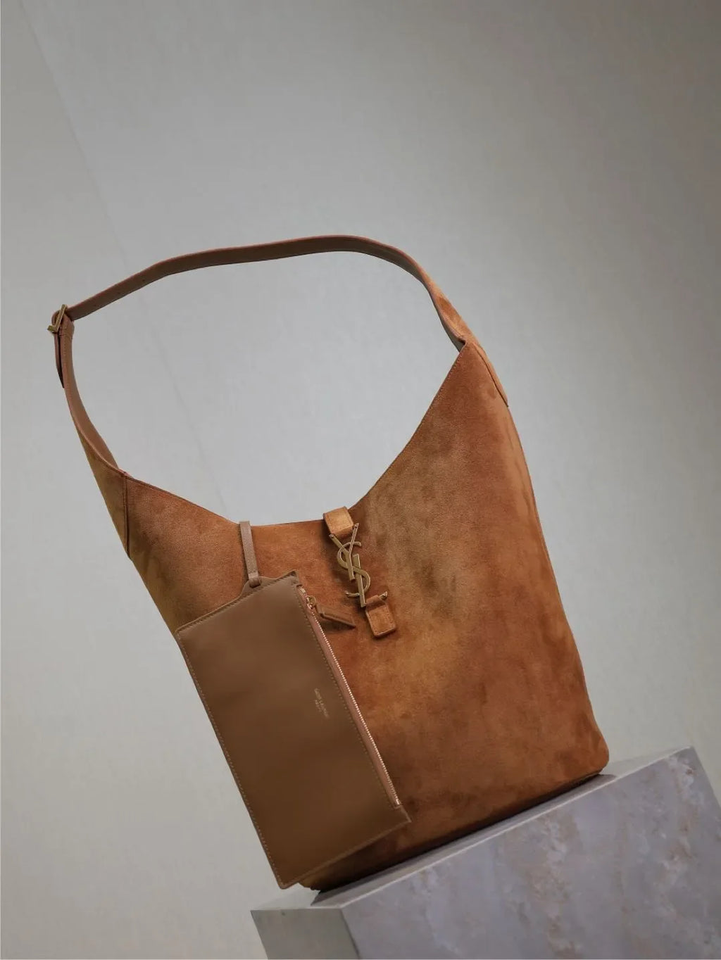 LE 5À7 Large 12.4 in Suede Bucket Bag 753823