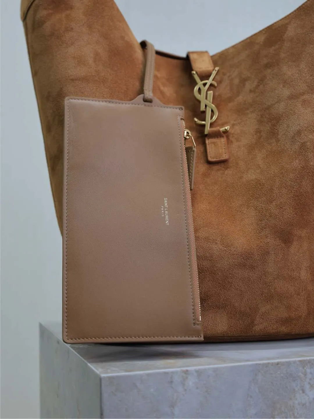 LE 5À7 Large 12.4 in Suede Bucket Bag 753823