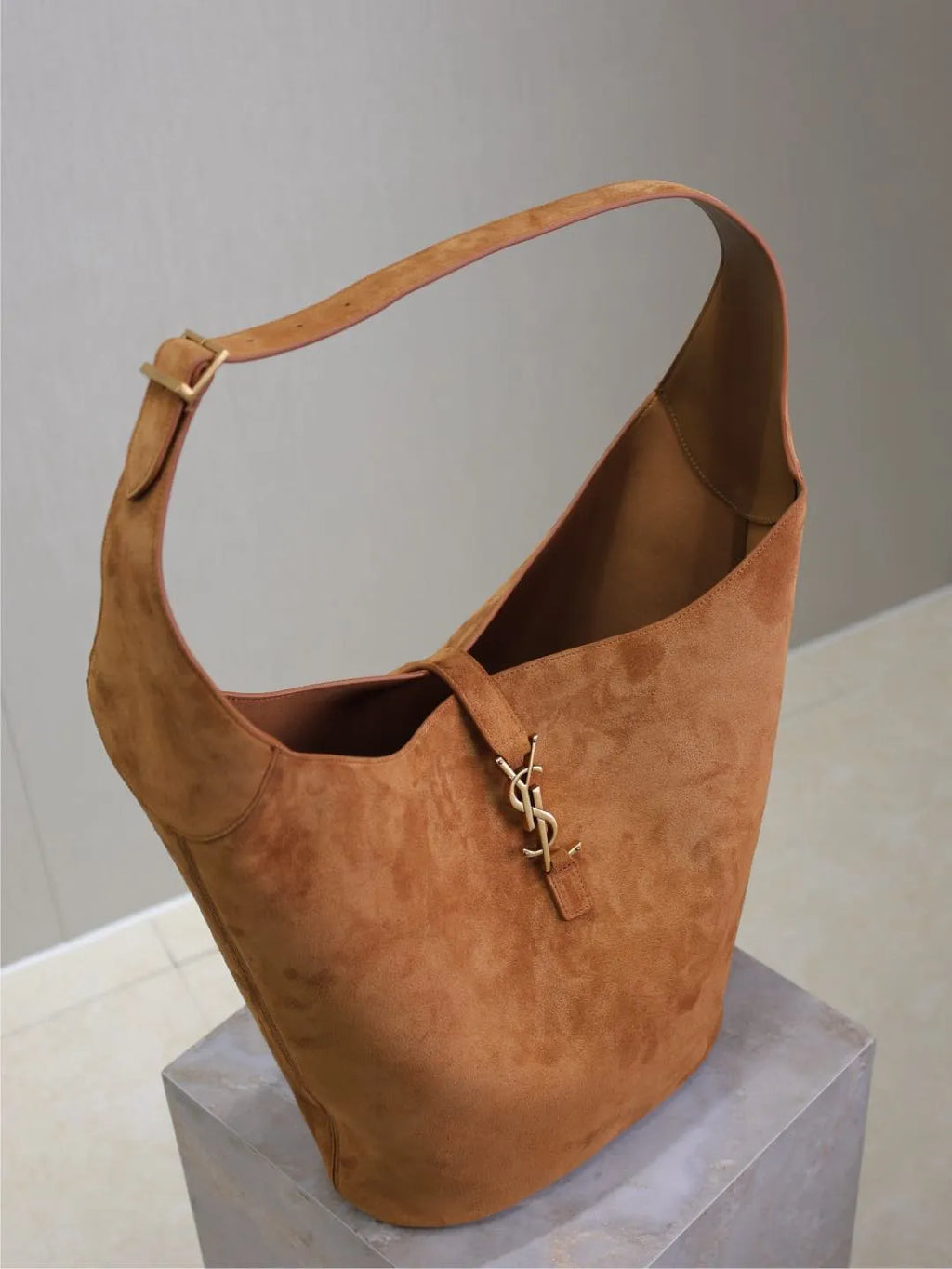 LE 5À7 Large 12.4 in Suede Bucket Bag 753823