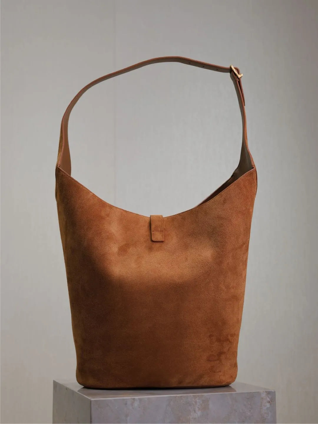 LE 5À7 Large 12.4 in Suede Bucket Bag 753823