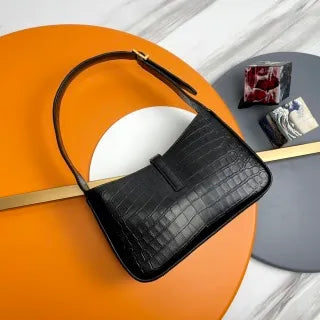 Le5A7 9.8 in Embossed Leather Underarm Bag 657228.Zx