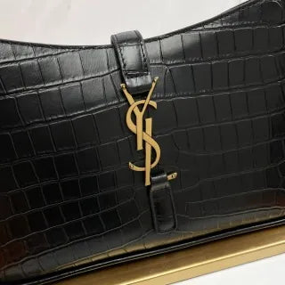 Le5A7 9.8 in Embossed Leather Underarm Bag 657228.Zx