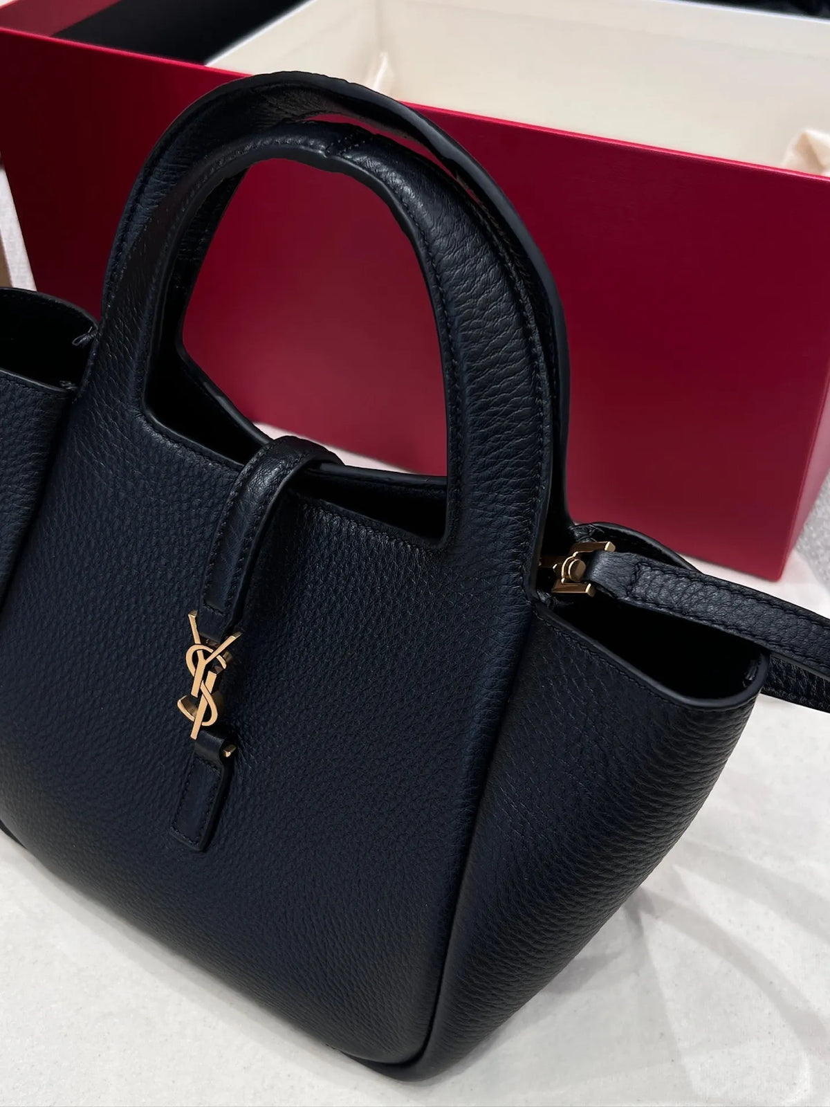 LE5A7 BABY BEA Grained Leather Handbag Black 872469