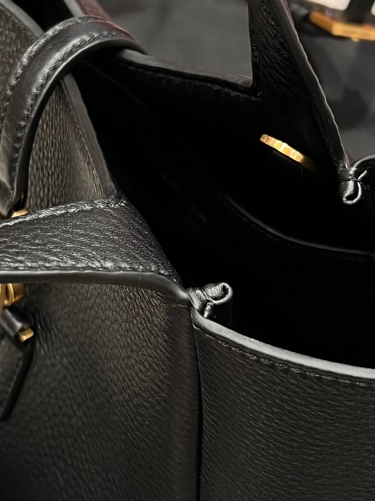 LE5A7 BABY BEA Grained Leather Handbag Black 872469