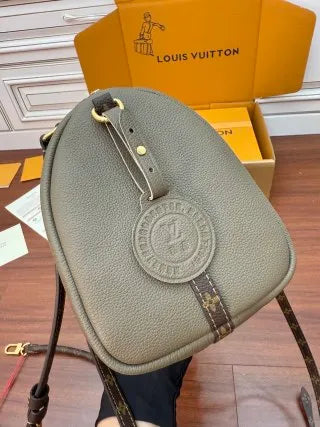 Leather 10.2 in Handbag M26360