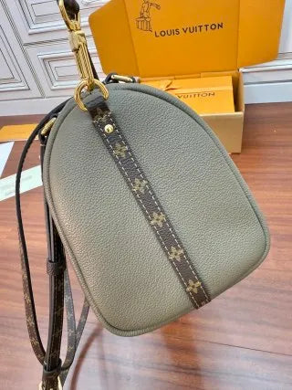 Leather 10.2 in Handbag M26360
